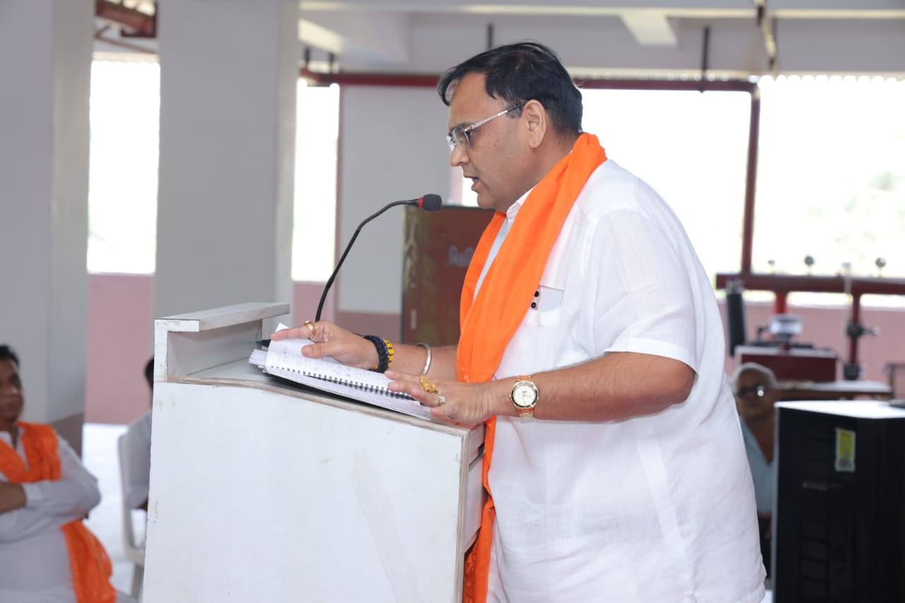 તા.૨૯-૦૧-૨૦૨૬ ના રોજ VB - G RAM G (વિકસિત ભારત - રોજગાર અને આજીવિકા ગેરંટી મિશન (ગ્રામીણ) બિલ - 2019) શ્રી નરેન્દ્ર મોદી સાહેબના નેતૃત્વમાં સંસદમાં પસાર કરવામાં આવ્યું છે જે ગ્રામીણ વિકાસને વેગ આપશે, સુરત જિલ્લા કાર્યશાળા ગુજરાત પ્રદેશ ભાજપ પ્રમુખ શ્રી જગદીશભાઈ વિશ્વકર્માના માર્ગદર્શન હેઠળ, મુખ્ય વક્તા અને VB - G RAM G ના પ્રદેશ સહ-પ્રભારી શ્રી સંદીપભાઈ દેસાઈ હાજર રહ્યા હતા અને યોજના વિશે વિગતવાર માહિતી આપી હતી.